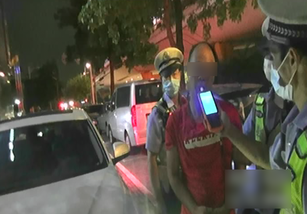 作死！醉驾司机冲卡逃逸，结果让人大呼舒服…(图17)